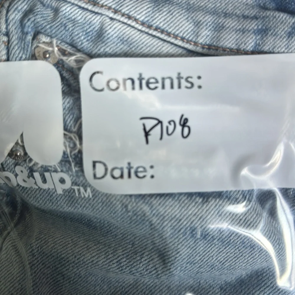 American Eagle Mom Jeans Light Wash Destroyed Size 6 SHORT - Picture 5 of 5